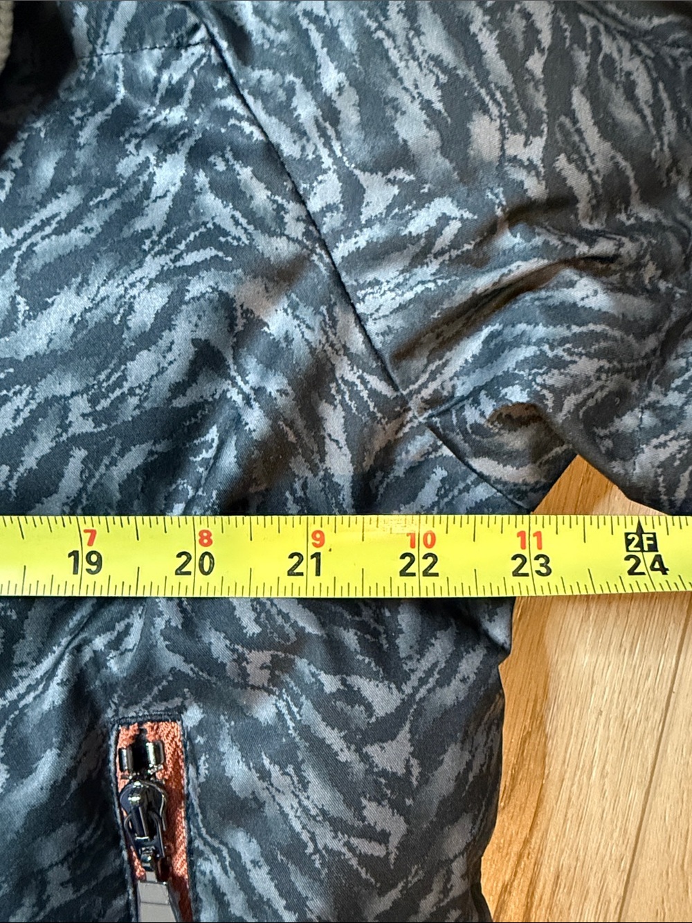 Varley Women’s Granville Puffer Jacket Dark Mono Zebra Pattern Size Small - Picture 10 of 11